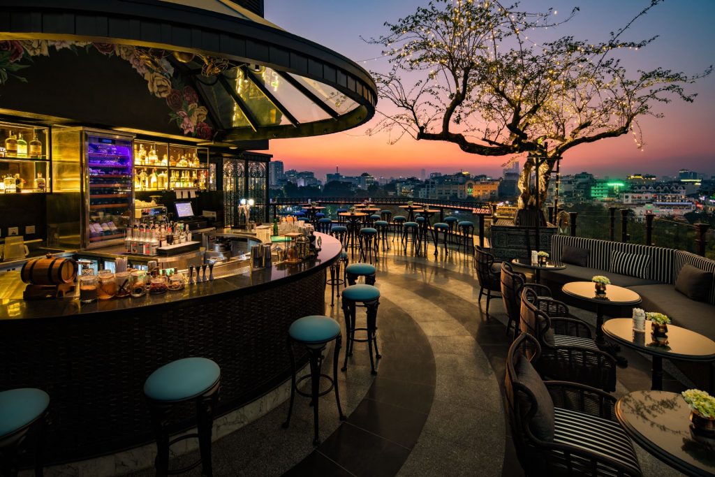 Skybar La Sinfonía nhìn ra Hồ Hoàn Kiếm