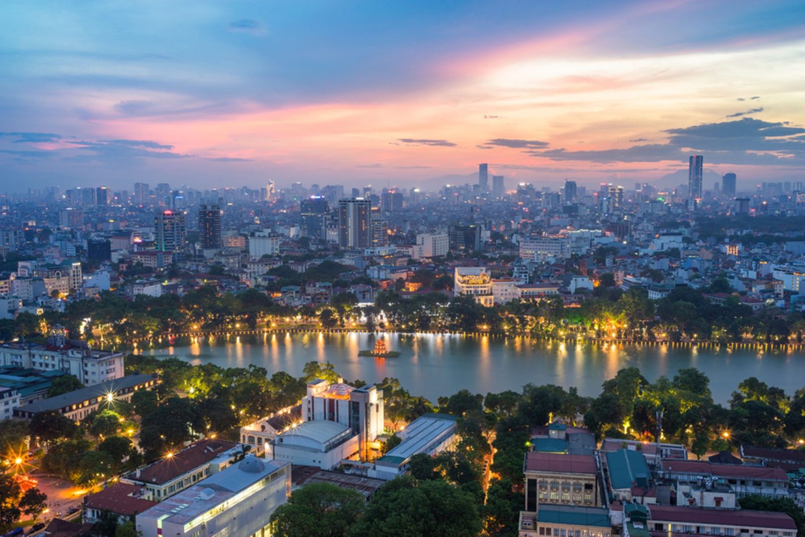 Toàn cảnh Hà Nội bên Hồ Hoàn Kiếm lúc hoàng hôn