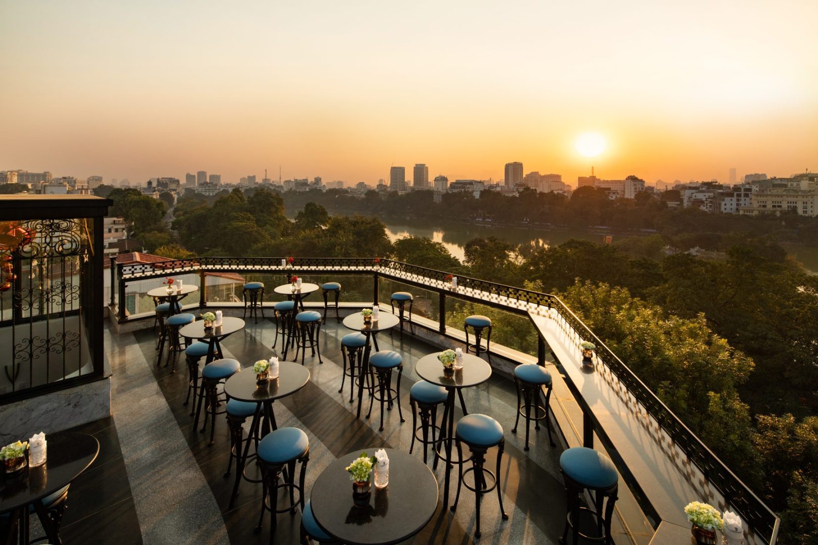 Skybar La Sinfonía del Rey nhìn ra Hồ Hoàn Kiếm lúc hoàng hôn